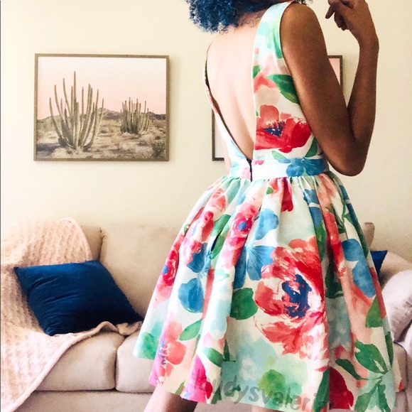 Floral dress with front chest detail and open back - Picture 3 of 4